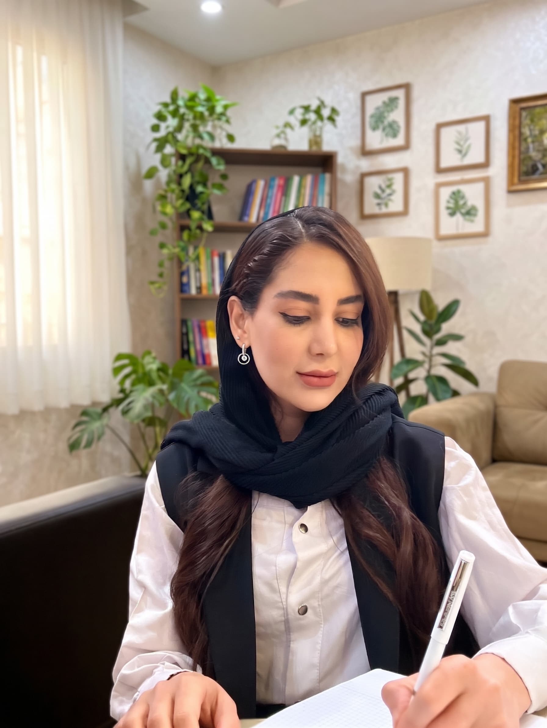 فاطمه روحانی در حال کار